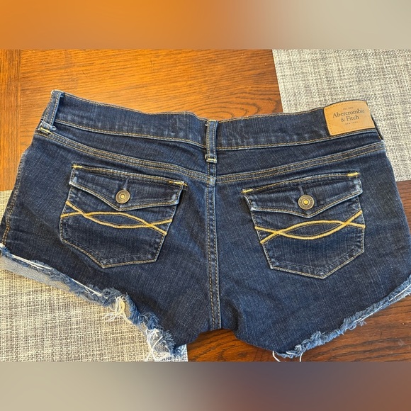Abercrombie & Fitch Low Rise Denim shorts size 4 27”, NWOT - Picture 2 of 4